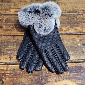 Chic Black Quilted Gloves with Faux Fur Trim